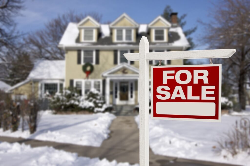 Selling a house during the winter months can be challenging. Here are a few tips for selling a house in the winter.